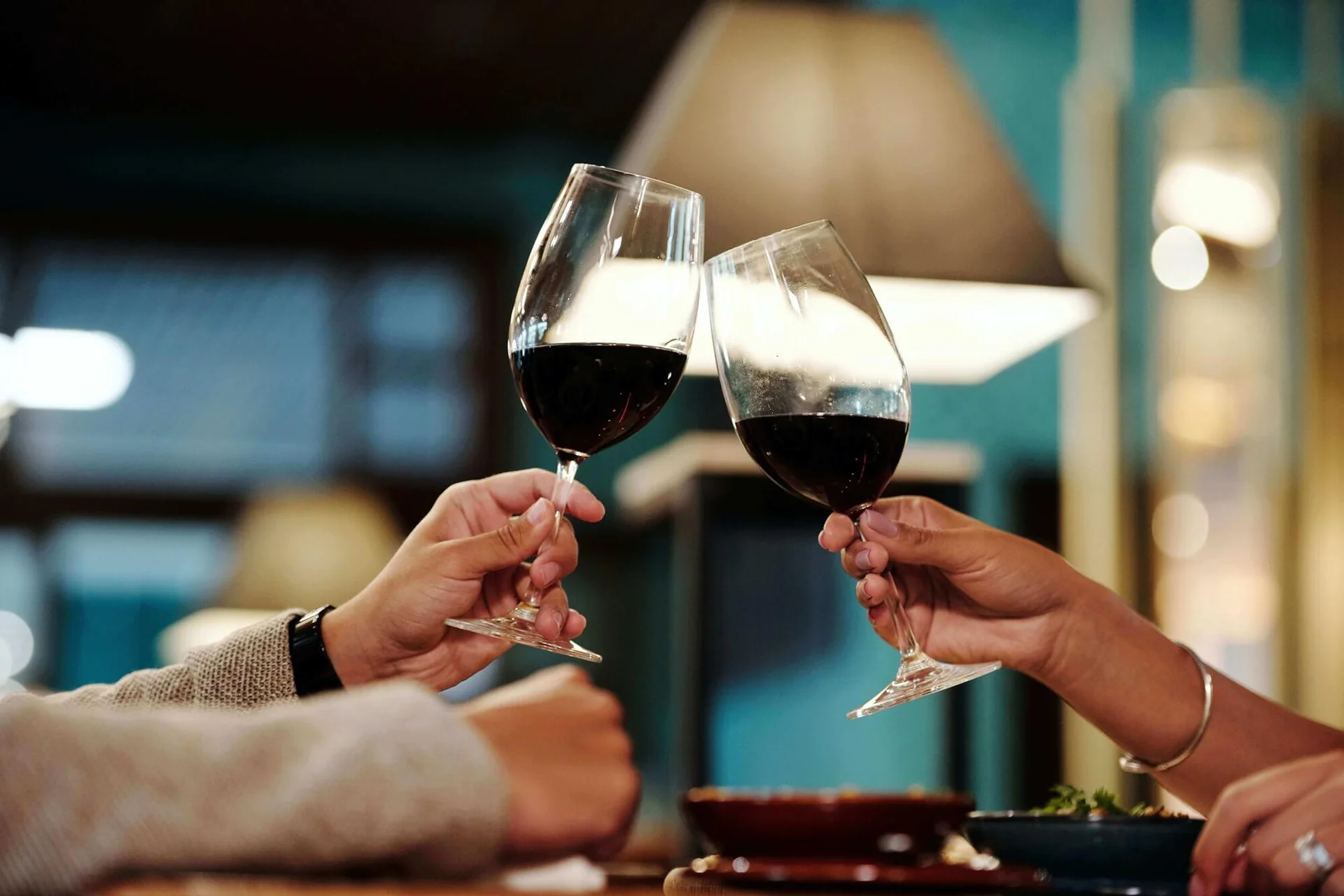 67101d740871d23fb3cab1a0_5-benefits-of-drinking-wine-before-bed-192100.jpg